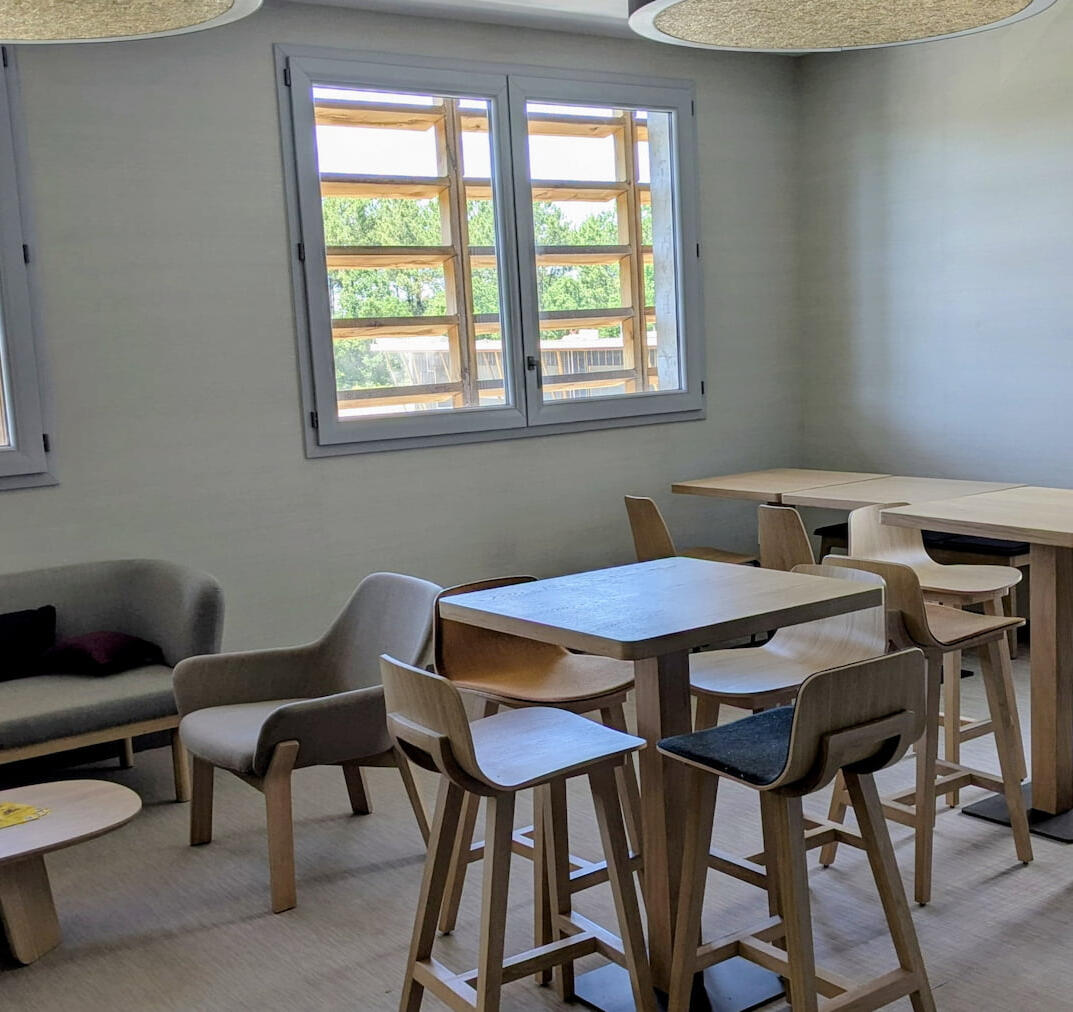 photo de la salle de détente situé au 2ème étage du bâtiment photo de la salle de détente situé au 2ème étage du bâtiment