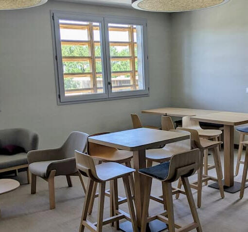 photo de la salle de détente situé au 2ème étage du bâtiment photo de la salle de détente situé au 2ème étage du bâtiment